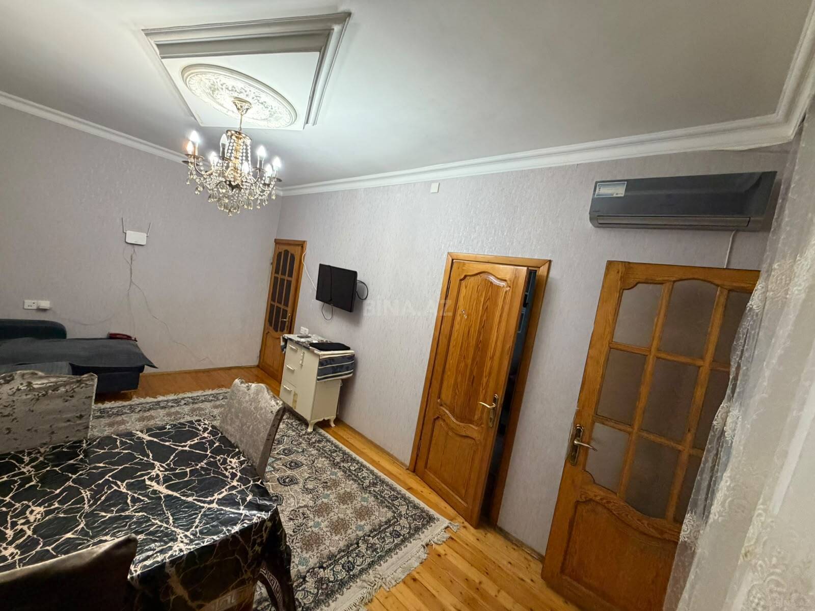 3 otaqlı Köhnə tikili, Memar Əcəmi m., Bakı