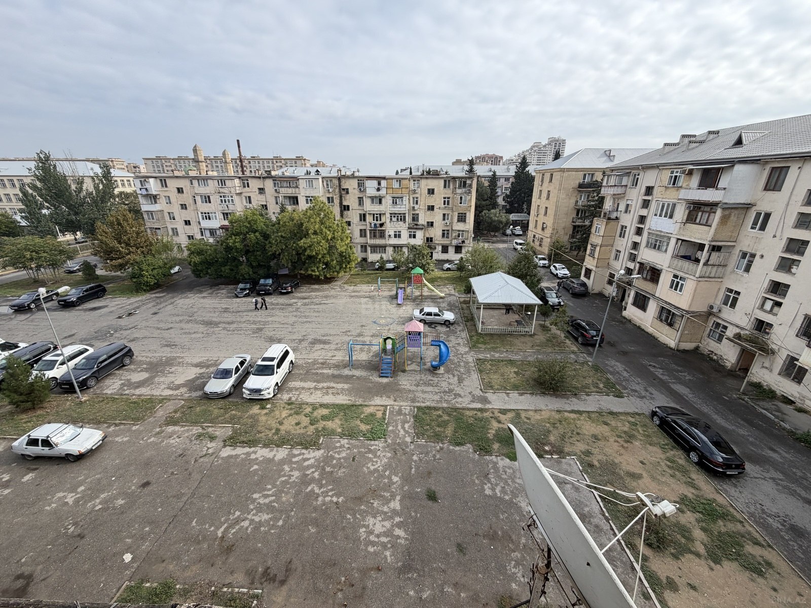 3 otaqlı Köhnə tikili, Bakıxanov q., Bakı