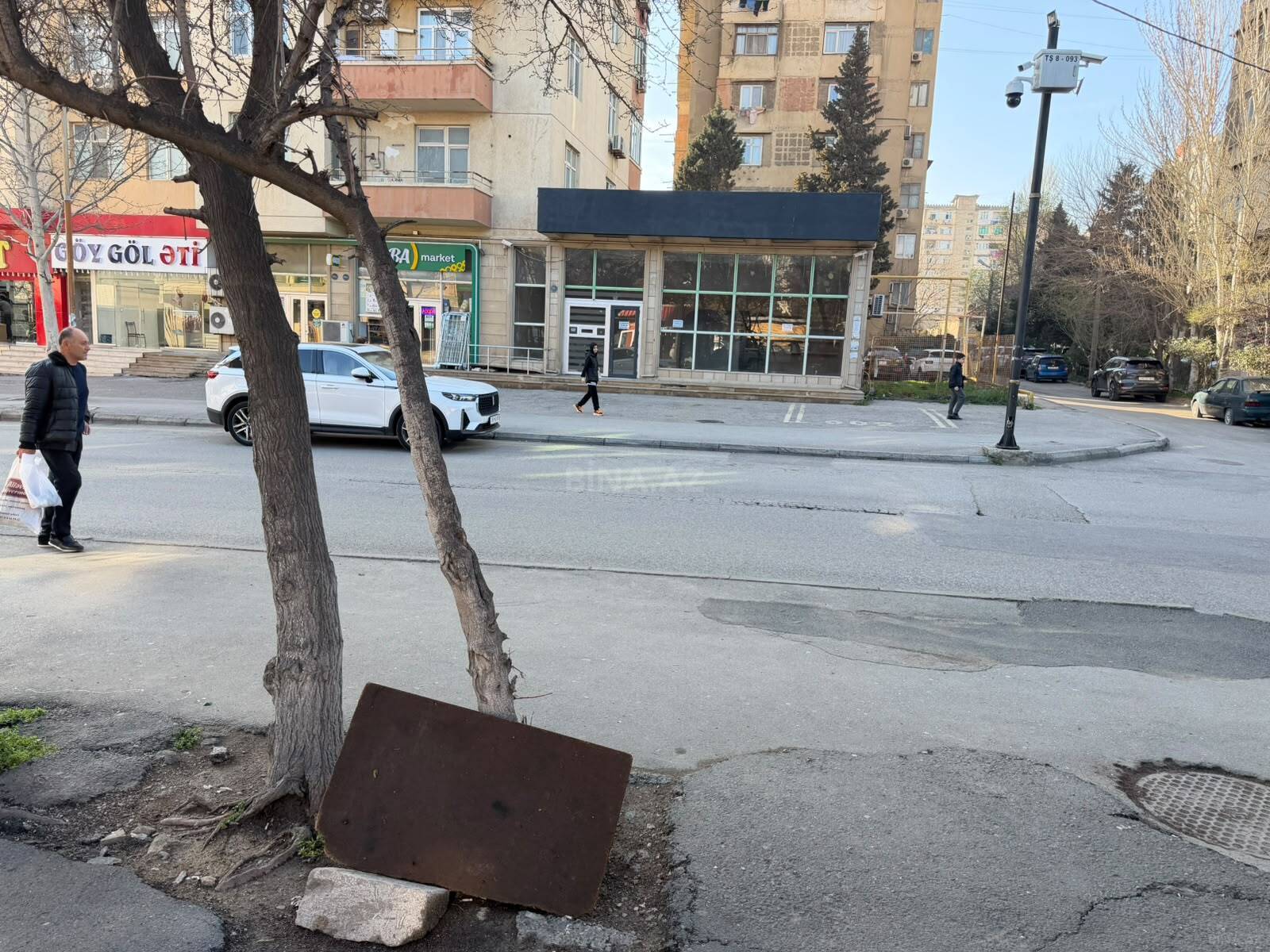 Torpaq satılır, Bakı
