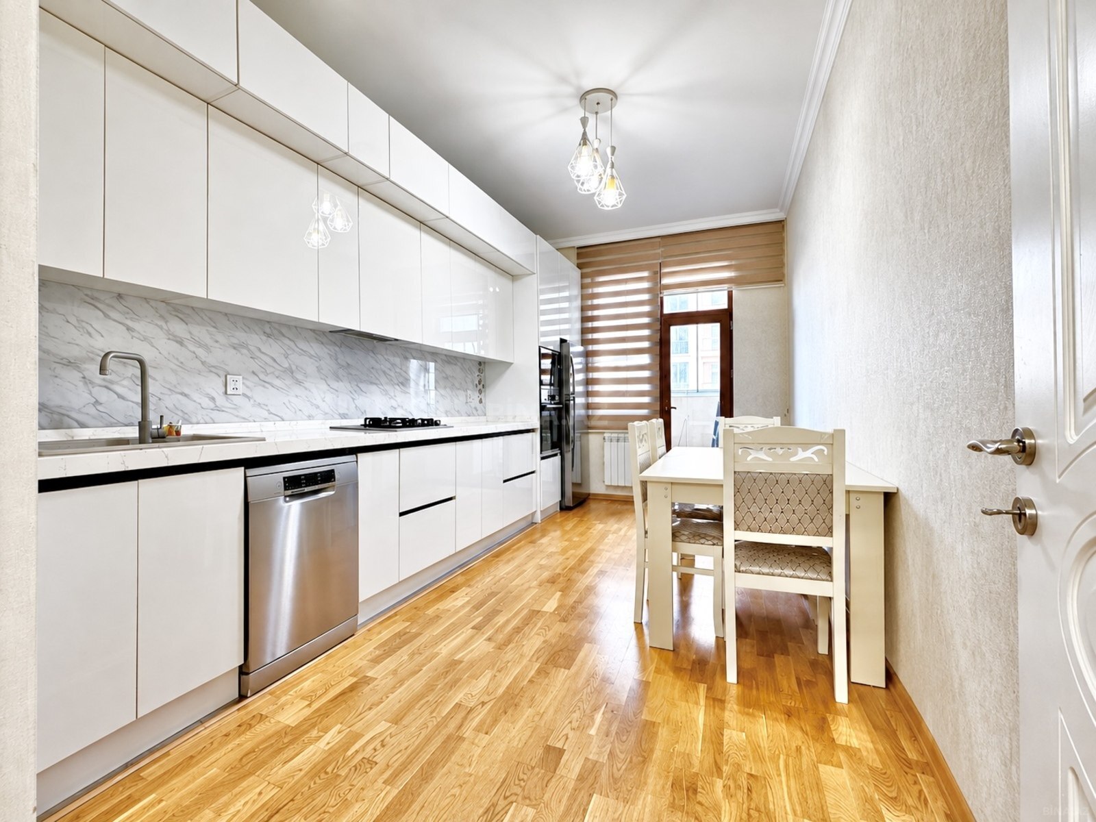 3 otaqlı mənzil kirayə verilir, Bakı