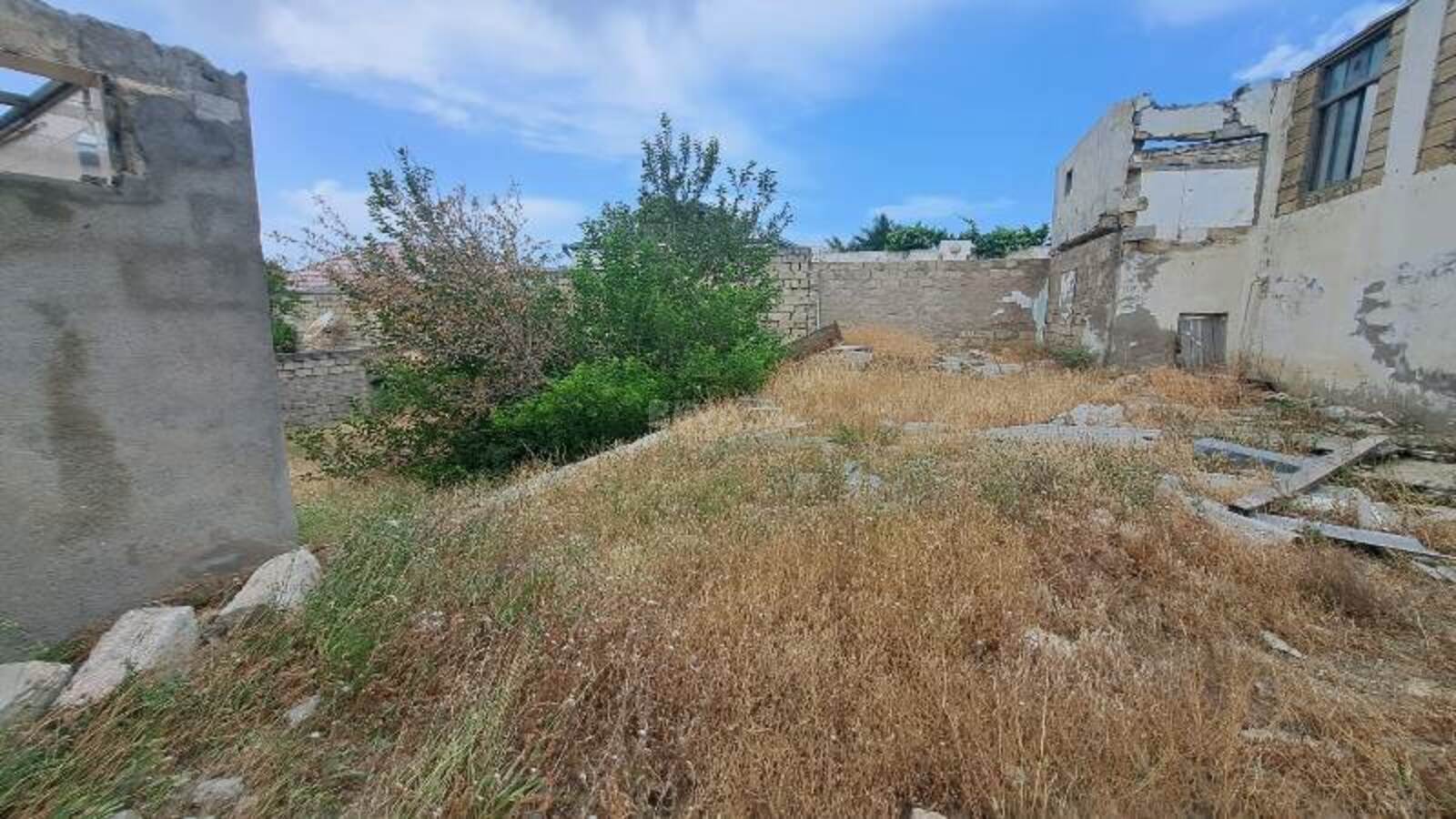 Torpaq satılır, Badamdar, Bakı