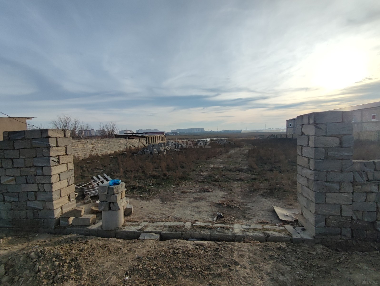 Torpaq satılır, Bakı