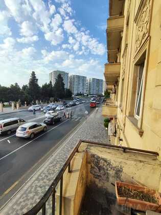 3 otaqlı Köhnə tikili, Bakıxanov q., Bakı