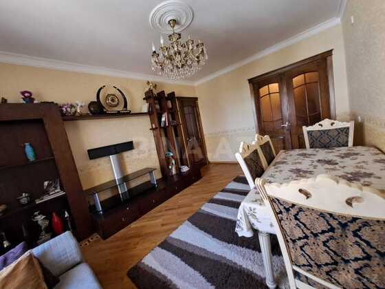 5 otaqlı Köhnə tikili, Xalqlar Dostluğu m., Bakı