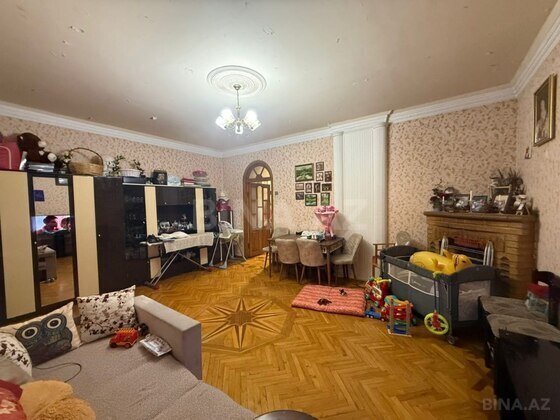 3 otaqlı Köhnə tikili, Bakıxanov q., Bakı