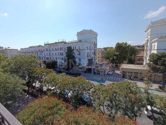 3 otaqlı Köhnə tikili, Elmlər Akademiyası m., Bakı