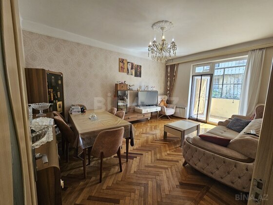 3 otaqlı Köhnə tikili, Bakıxanov q., Bakı