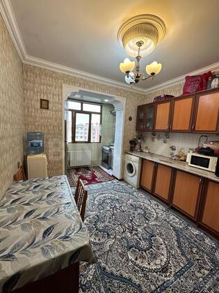 3 otaqlı Köhnə tikili, Bakıxanov q., Bakı