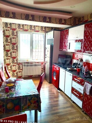 3 otaqlı Köhnə tikili, Bakıxanov q., Bakı