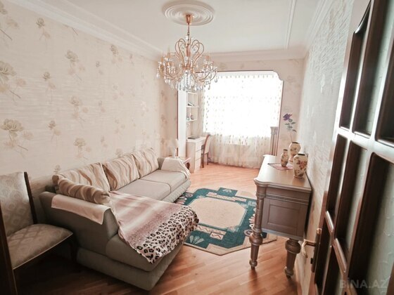 3 otaqlı Köhnə tikili, Qara Qarayev m., Bakı