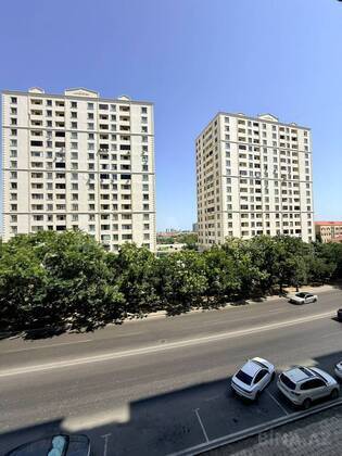 3 otaqlı Köhnə tikili, Elmlər Akademiyası m., Bakı