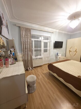 3 otaqlı Köhnə tikili, Bakıxanov q., Bakı