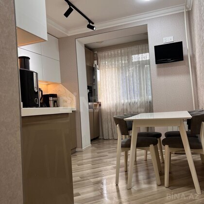3 otaqlı Köhnə tikili, Xalqlar Dostluğu m., Bakı