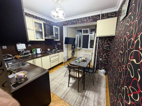 3 otaqlı Köhnə tikili, Xalqlar Dostluğu m., Bakı