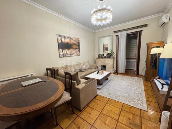 2 otaqlı Köhnə tikili, Şah İsmayıl Xətai m., Bakı
