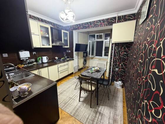 3 otaqlı Köhnə tikili, Neftçilər m., Bakı