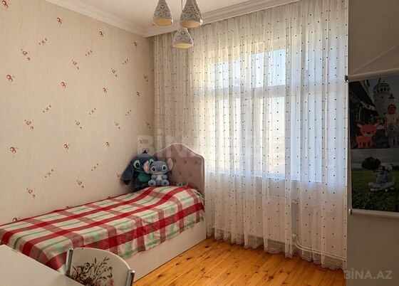 3 otaqlı Köhnə tikili, Bakıxanov q., Bakı