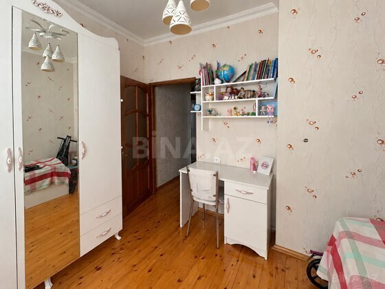 3 otaqlı Köhnə tikili, Bakıxanov q., Bakı
