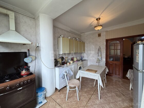 3 otaqlı Köhnə tikili, Bakıxanov q., Bakı