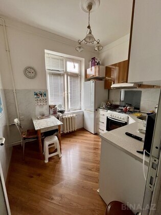 2 otaqlı Köhnə tikili, Elmlər Akademiyası m., Bakı