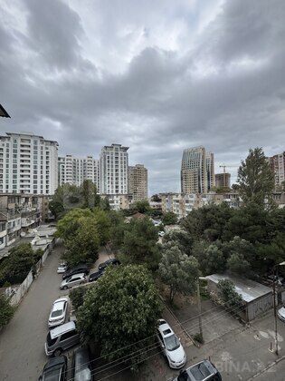 3 otaqlı Köhnə tikili, Elmlər Akademiyası m., Bakı