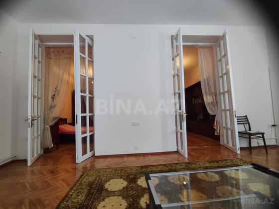 4 otaqlı Köhnə tikili, Nizami m., Bakı