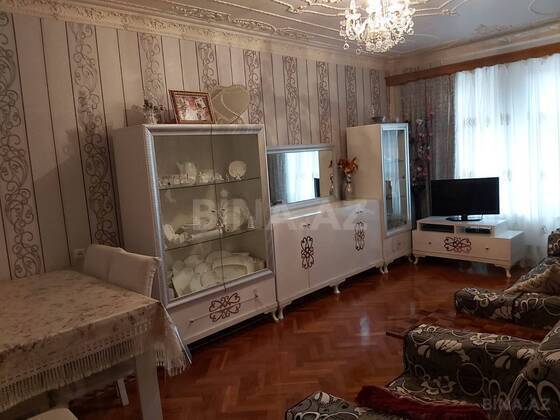 3 otaqlı Köhnə tikili, Xalqlar Dostluğu m., Bakı