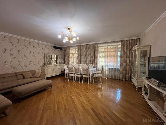 4 otaqlı Köhnə tikili, Bakıxanov q., Bakı