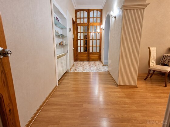 3 otaqlı Köhnə tikili, Qara Qarayev m., Bakı