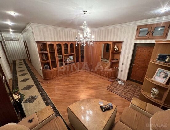 3 otaqlı Köhnə tikili, Şah İsmayıl Xətai m., Bakı