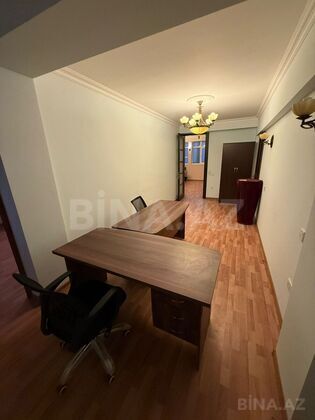 3 otaqlı Köhnə tikili, Şah İsmayıl Xətai m., Bakı