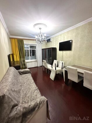 3 otaqlı Köhnə tikili, Qara Qarayev m., Bakı
