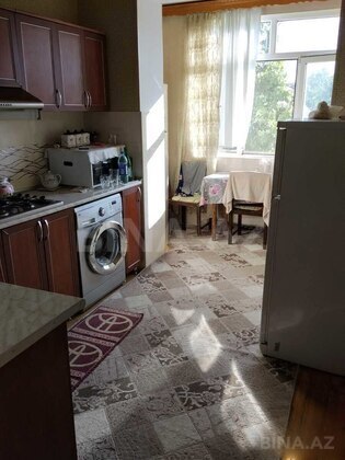 3 otaqlı Köhnə tikili, Həzi Aslanov m., Bakı