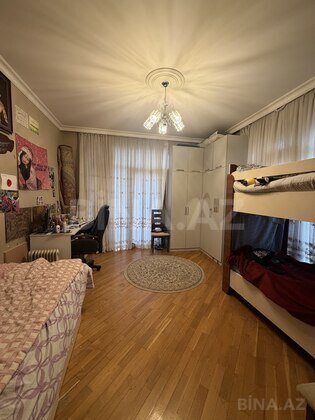 3 otaqlı Köhnə tikili, Şah İsmayıl Xətai m., Bakı