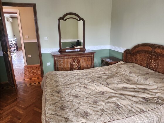 3 otaqlı Köhnə tikili, Şah İsmayıl Xətai m., Bakı