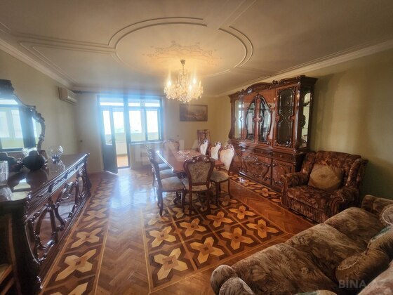 3 otaqlı Köhnə tikili, Şah İsmayıl Xətai m., Bakı