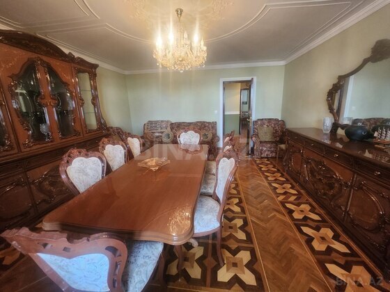 3 otaqlı Köhnə tikili, Şah İsmayıl Xətai m., Bakı