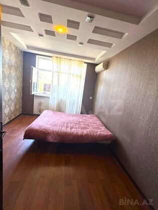 3 otaqlı Köhnə tikili, Bakıxanov q., Bakı