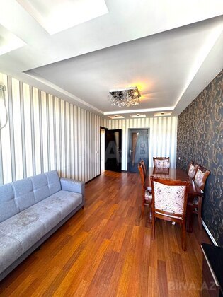 3 otaqlı Köhnə tikili, Bakıxanov q., Bakı