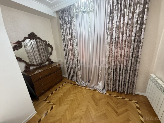 3 otaqlı Köhnə tikili, Qara Qarayev m., Bakı