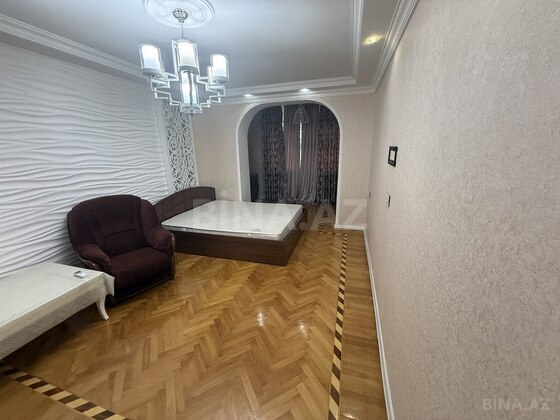 3 otaqlı Köhnə tikili, Qara Qarayev m., Bakı