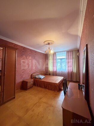 3 otaqlı Köhnə tikili, Bakıxanov q., Bakı