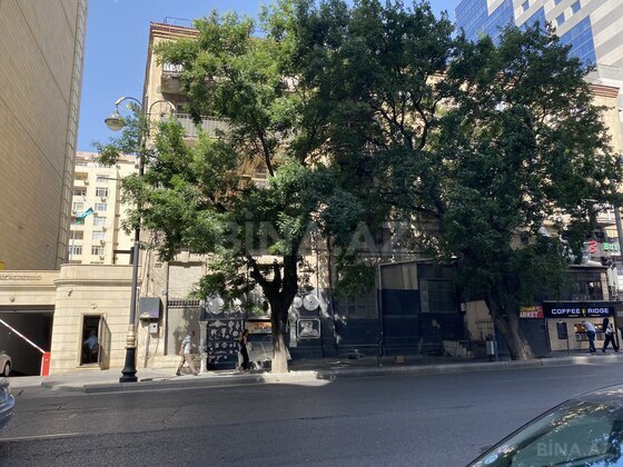 3 otaqlı Köhnə tikili, Nizami m., Bakı
