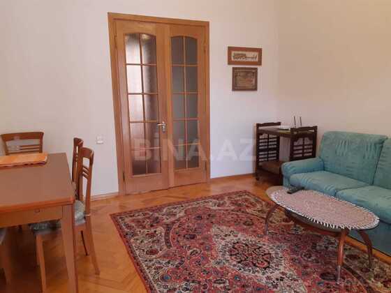 4 otaqlı Köhnə tikili, Nizami m., Bakı