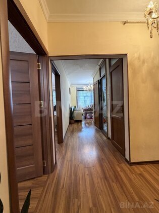 3 otaqlı Köhnə tikili, Bakıxanov q., Bakı
