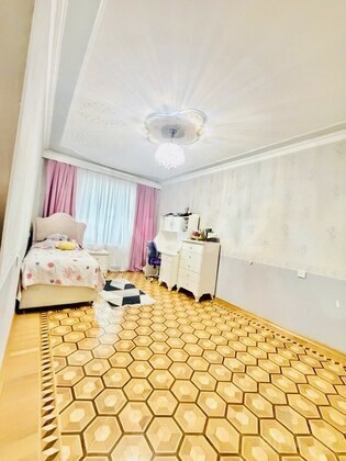 4 otaqlı Köhnə tikili, Elmlər Akademiyası m., Bakı
