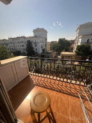 3 otaqlı Köhnə tikili, Elmlər Akademiyası m., Bakı