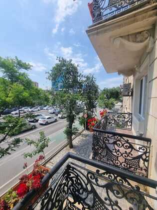 3 otaqlı Köhnə tikili, Şah İsmayıl Xətai m., Bakı