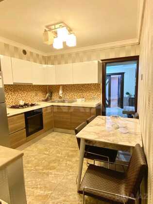 3 otaqlı Köhnə tikili, Elmlər Akademiyası m., Bakı