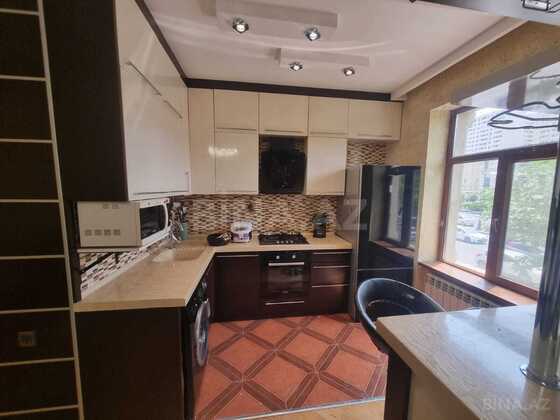 3 otaqlı Köhnə tikili, Şah İsmayıl Xətai m., Bakı